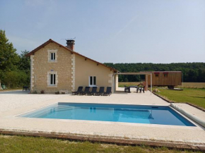 Maison typique et roulotte vue sur le château d'Hautefort